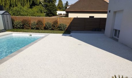 Réalisation d'une terrasse en béton désactivé à Craponne